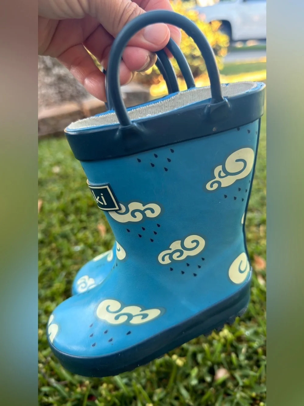 Oaki kids' rain boots in blue with a cloud pattern and convenient loop handles